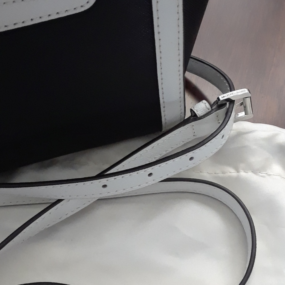 New Michael Kors Crossbody - Picture 7 of 8